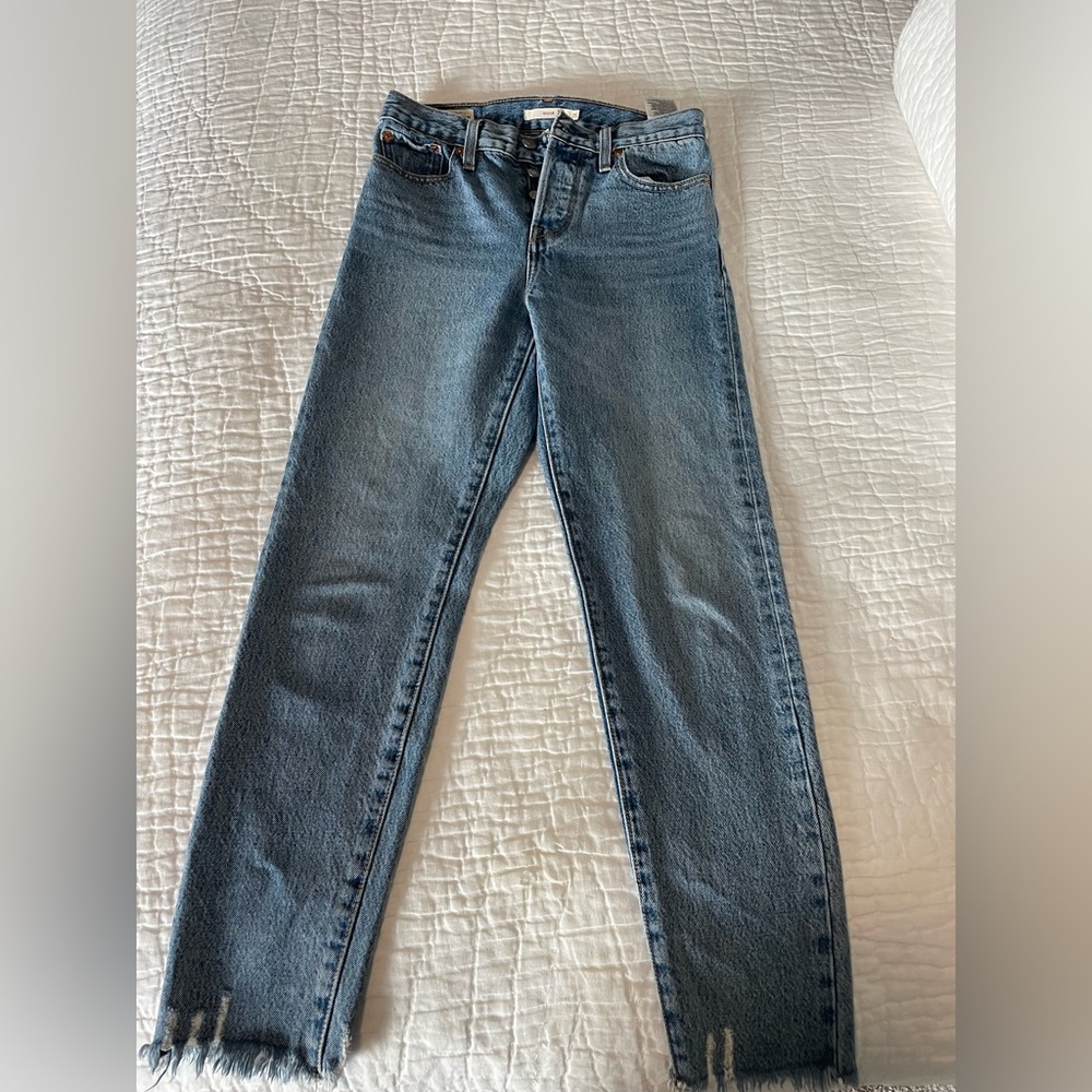 Levi’s light wash blue Jean in size 25
